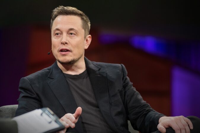 musk-reage-a-criticas-ao-grok-e-chama-reino-unido-de-“fascista”