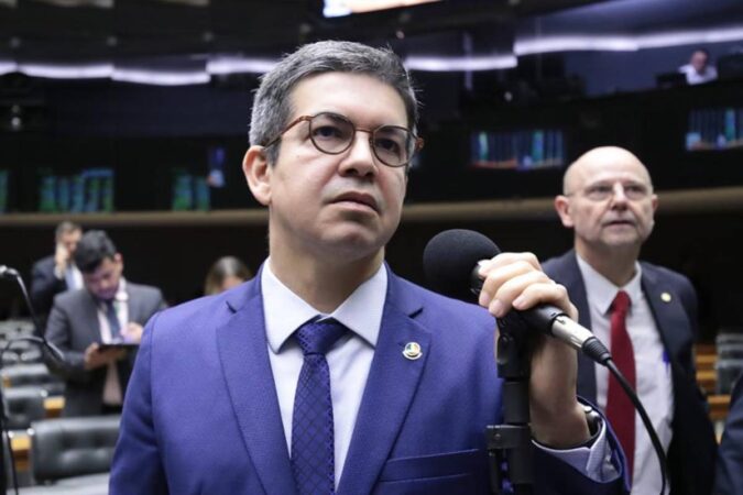 lider-de-lula-faz-alerta-sobre-as-eleicoes-de-2026