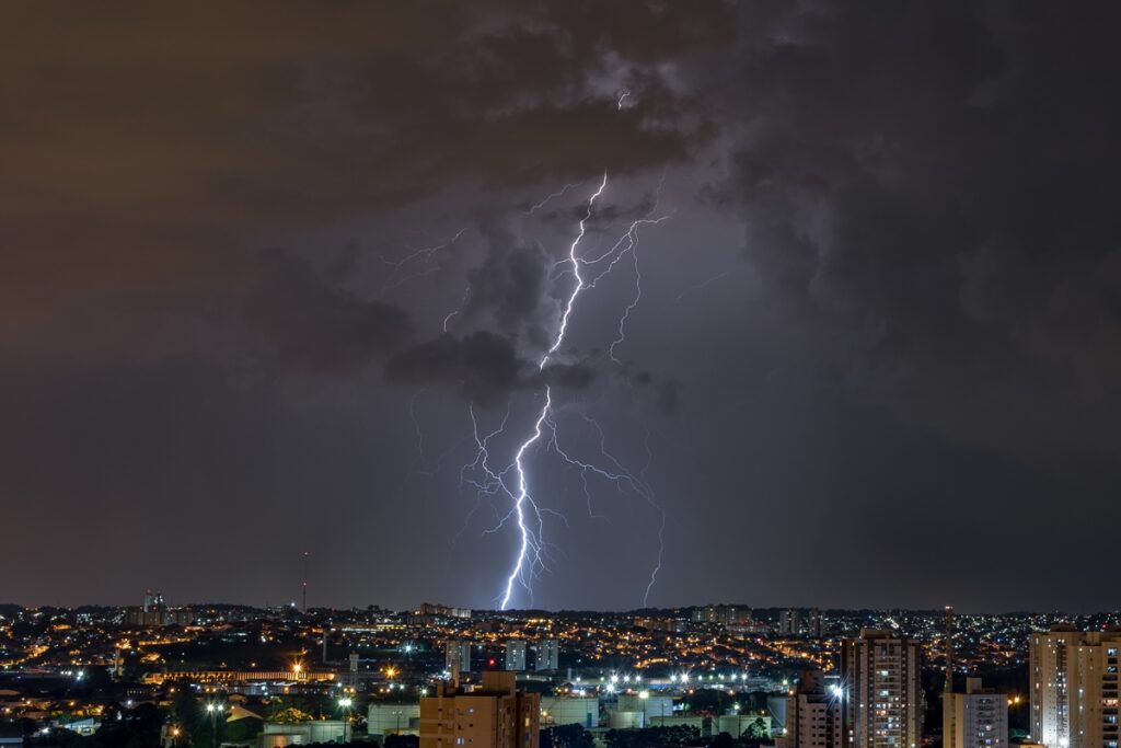 temporais-com-raios-e-ventos-de-100-km/h-atingem-regioes-de-sc