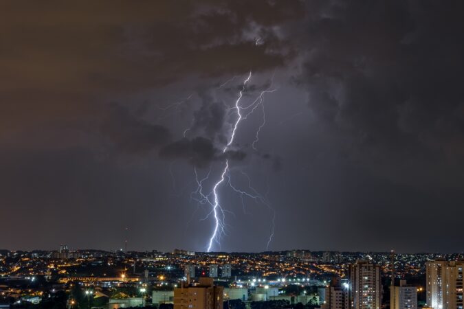 temporais-com-raios-e-ventos-de-100-km/h-atingem-regioes-de-sc