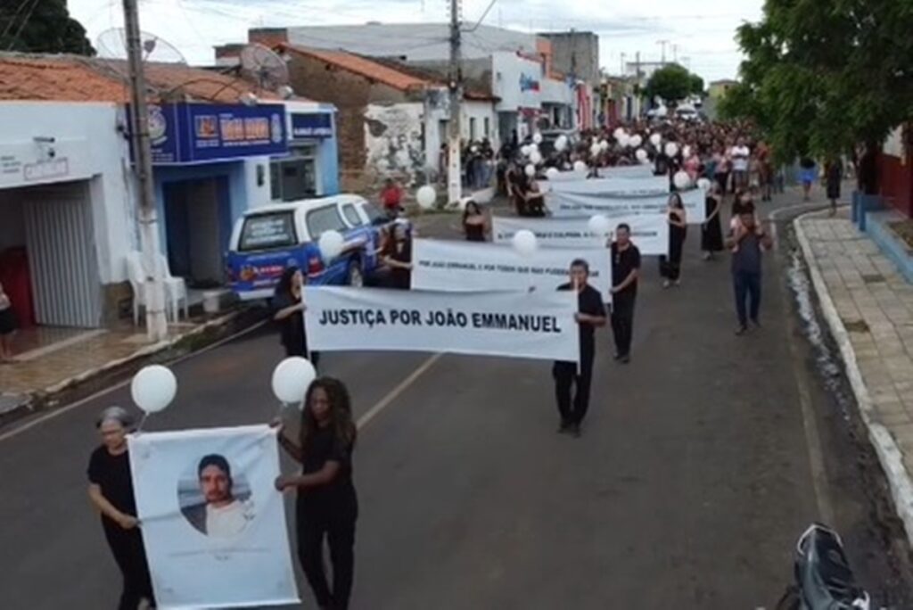 “justica”:-parentes-e-amigos-fazem-passeata-para-professor-morto-no-df