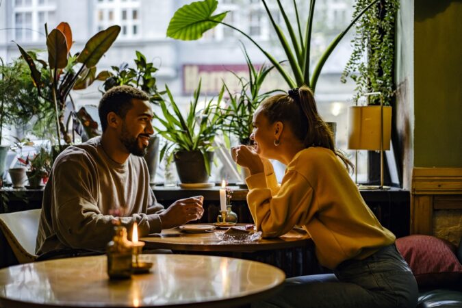 estudo-analisa-como-a-personalidade-influencia-a-forma-de-flertar