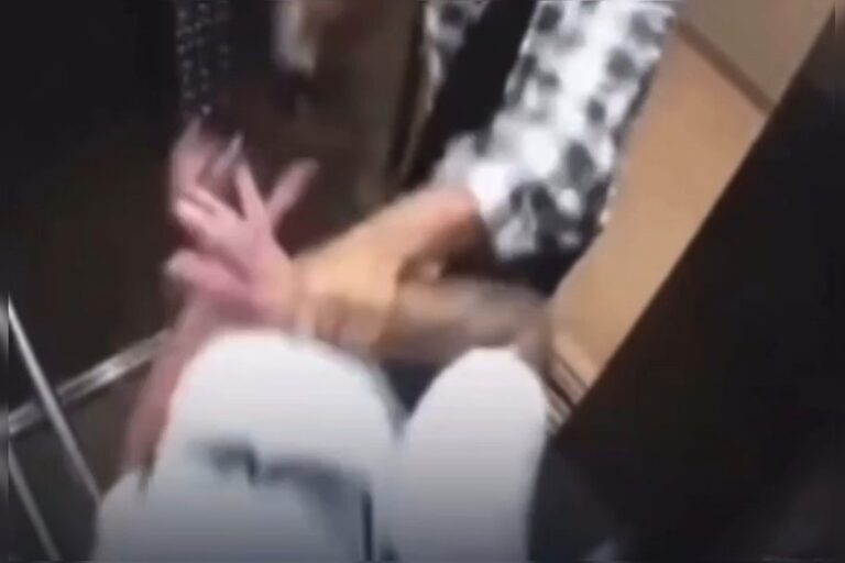 homem-esfaqueia-vizinho-em-elevador;-imagens-mostram-agressao-brutal.-veja-video