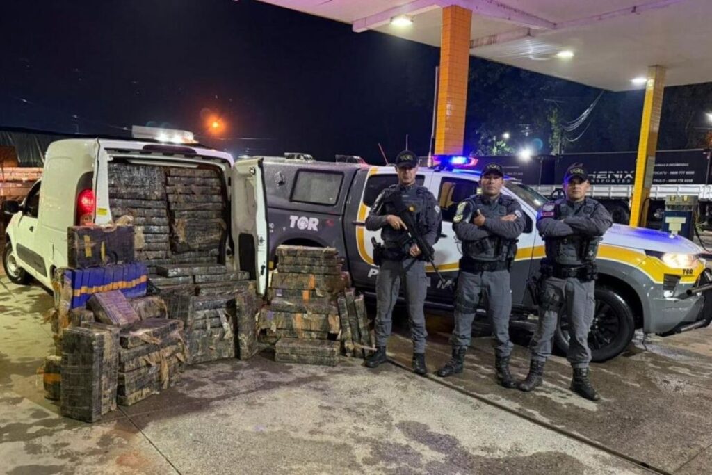 traseira-rebaixada:-pm-suspeita-de-carro-e-acha-1-tonelada-de-droga