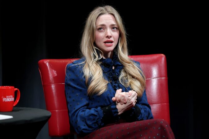 amanda-seyfried-relembra-diagnostico-de-toc-e-diz-que-segue-medicada
