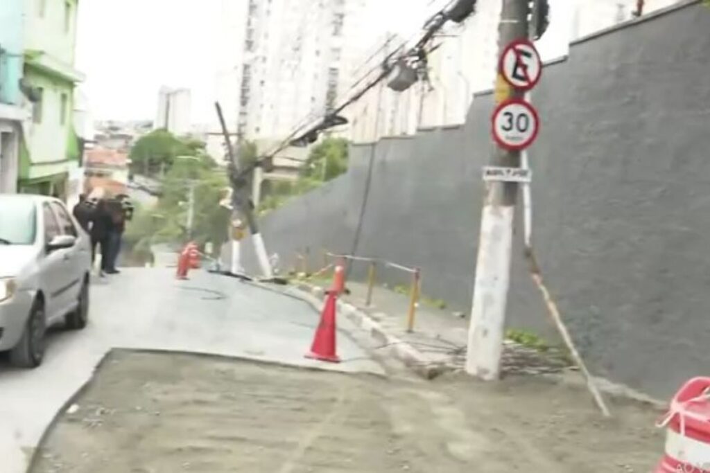 novo-buraco-surge-perto-de-cratera-causada-por-rompimento-de-tubulacao