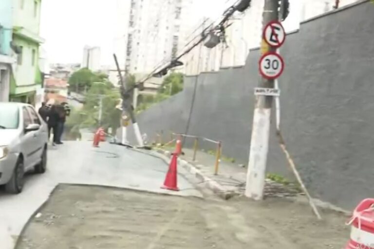 novo-buraco-surge-perto-de-cratera-causada-por-rompimento-de-tubulacao