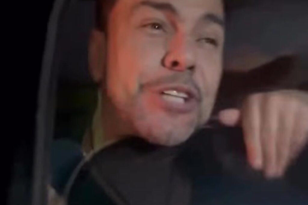 video-de-zeze-di-camargo-com-a-cabeca-presa-no-vidro-do-carro-viraliza