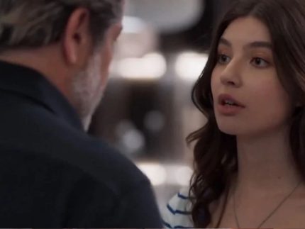 “tres-gracas”:-ferette-descobre-namoro-de-lorena-e-juquinha-e-expulsa-a-filha-de-casa