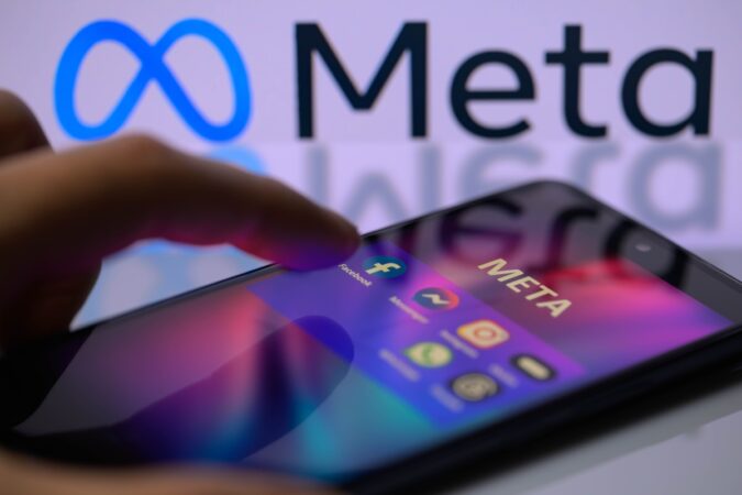 meta,-dona-do-facebook,-deve-demitir-10%-em-setor-de-realidade-virtual