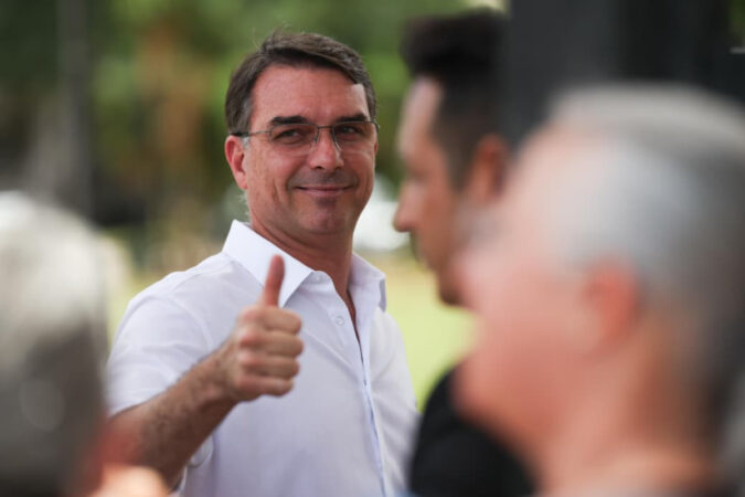 articulador-de-flavio-bolsonaro-se-reune-com-bancos-e-manda-recados