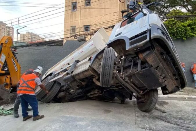 caminhao-da-sabesp-que-consertava-buraco-e-engolido-por-nova-cratera