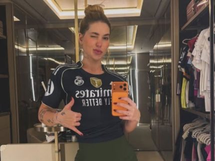 torcedora!-virginia-posa-com-a-camisa-do-real-madrid-em-dia-de-jogo-de-vini-jr