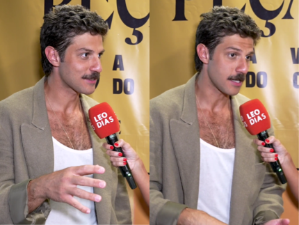 chay-suede-celebra-estreia-no-teatro-com-monologo:-“uma-mistura-de-sentimentos”