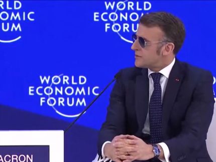 macron-chama-a-atencao-apos-discursar-de-oculos-escuros-em-davos;-saiba-o-motivo