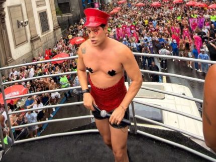 ex-rbd-christian-chavez-arrasta-multidao-em-bloco-de-carnaval-no-rio