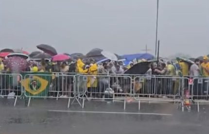 veja-o-momento-em-que-raio-atinge-manifestantes-em-ato-de-nikolas-ferreira-em-brasilia