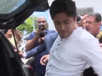 veja-o-momento-em-que-joao-lima,-cantor-preso-por-agredir-a-esposa,-deixa-a-delegacia