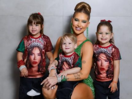 fas-numero-1!-filhos-de-virginia-usam-camisetas-com-foto-da-mae-em-ensaio-da-grande-rio