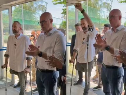 heroi-da-policia:-delegado-baleado-em-megaoperacao-no-rj-volta-ao-trabalho-e-e-homenageado