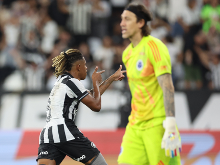 em-meio-a-crise-nos-bastidores,-botafogo-goleia-o-cruzeiro-na-estreia-do-brasileirao