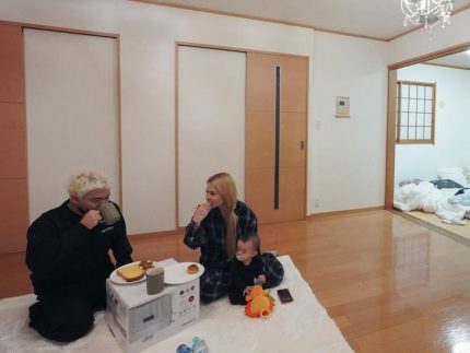 com-mesa-improvisada-de-papelao,-yudi-tamashiro-celebra-nova-vida-no-japao