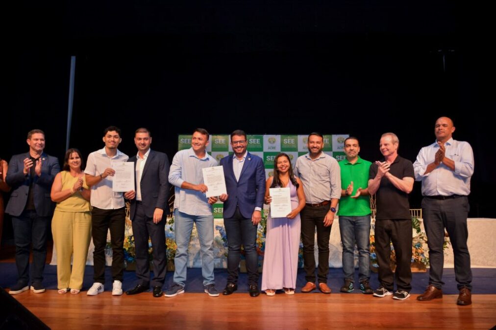 No Juruá, governador empossa candidatos aprovados no maior concurso da Educação da história do Acre