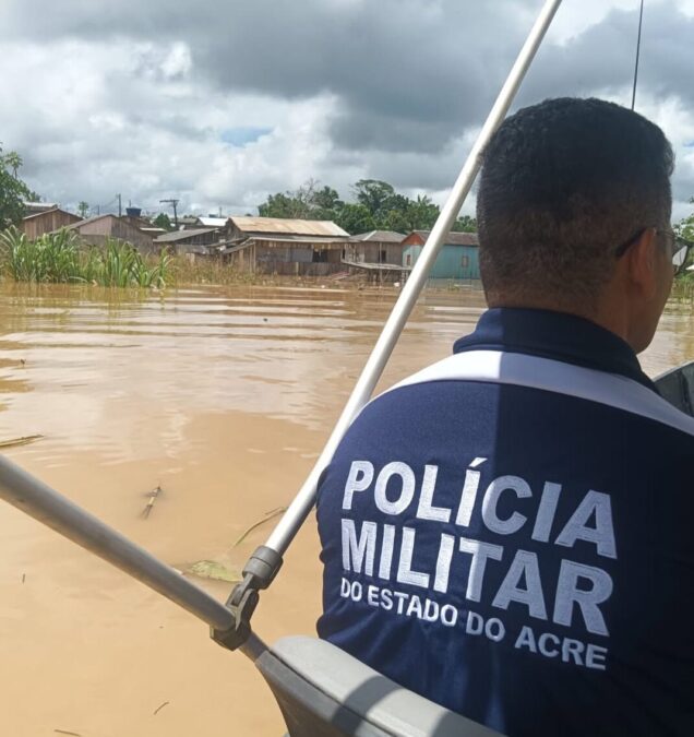 8º BPM realiza patrulhamento fluvial em áreas alagadas de Sena Madureira nesta sexta-feira