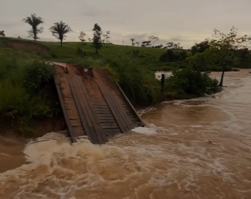 Chuvas derrubam ponte no Ramal Santa Helena e isolam moradores