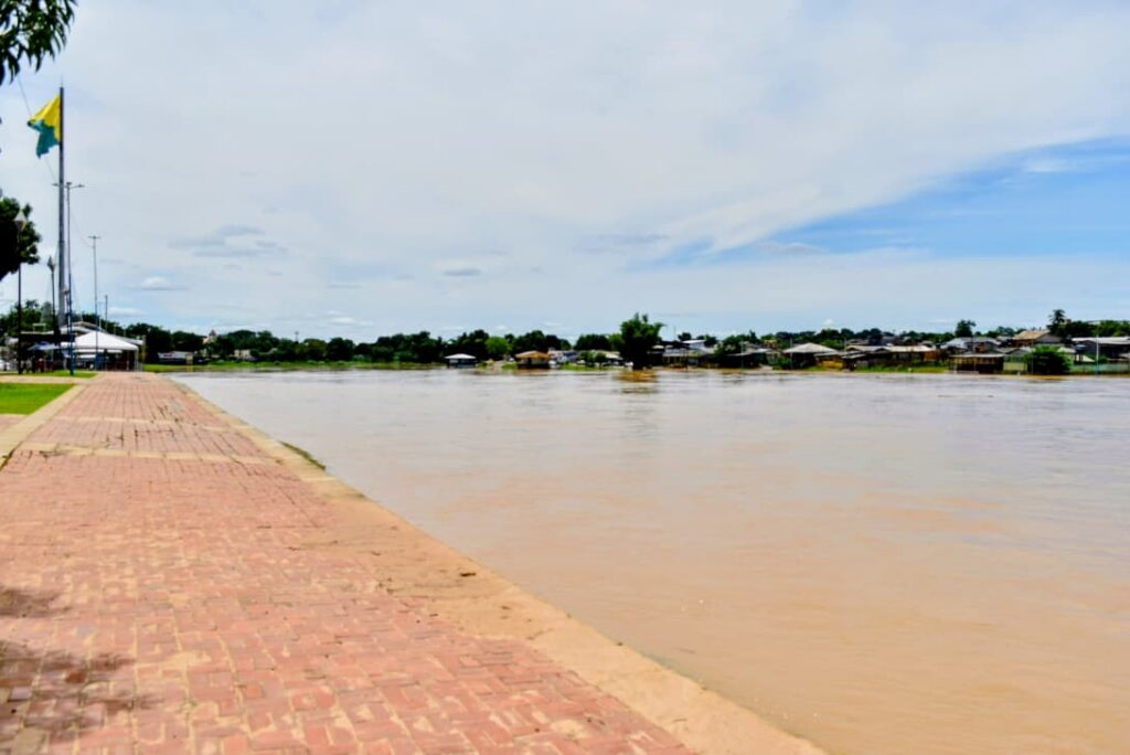 Rio Acre, em Rio Branco, segue acima da cota de transbordamento, conforme monitoramento da Defesa Civil. Foto: Jean Lopes/Defesa Civil