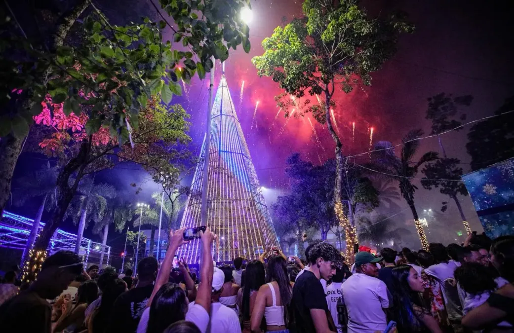 Multidão celebra chegada de 2026 com queima de fogos no Centro de Rio Branco