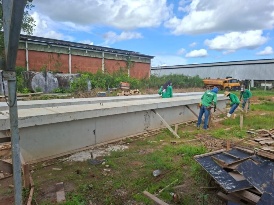 Deracre trabalha em obras da passarela do Ramal do Adolar e mantém equipes em campo em Sena Madureira