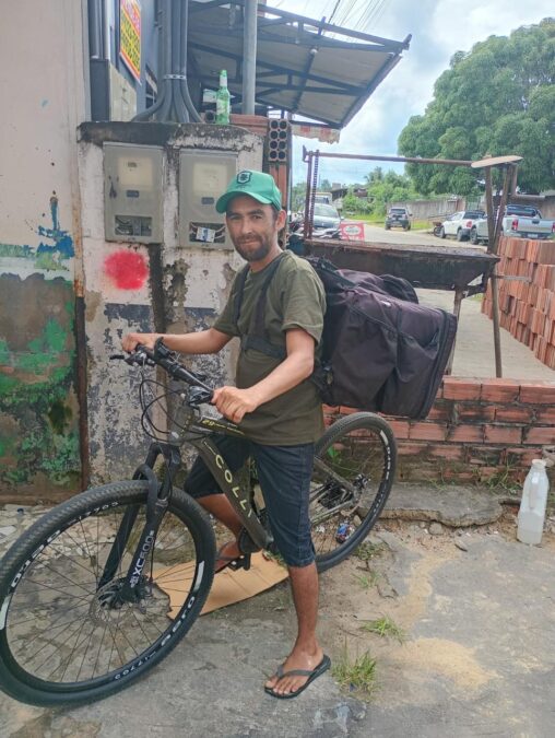 Entregador do iFood enfrenta ladeiras de Cruzeiro do Sul de bicicleta e vira exemplo de perseverança