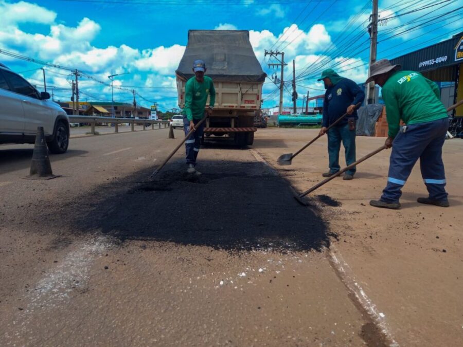 Deracre realiza serviços de tapa-buraco na Rodovia AC-040, em Rio Branco