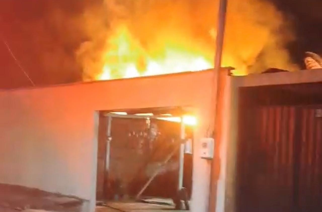 Incêndio de grandes proporções destrói casas no bairro Wanderley Dantas em Rio Branco