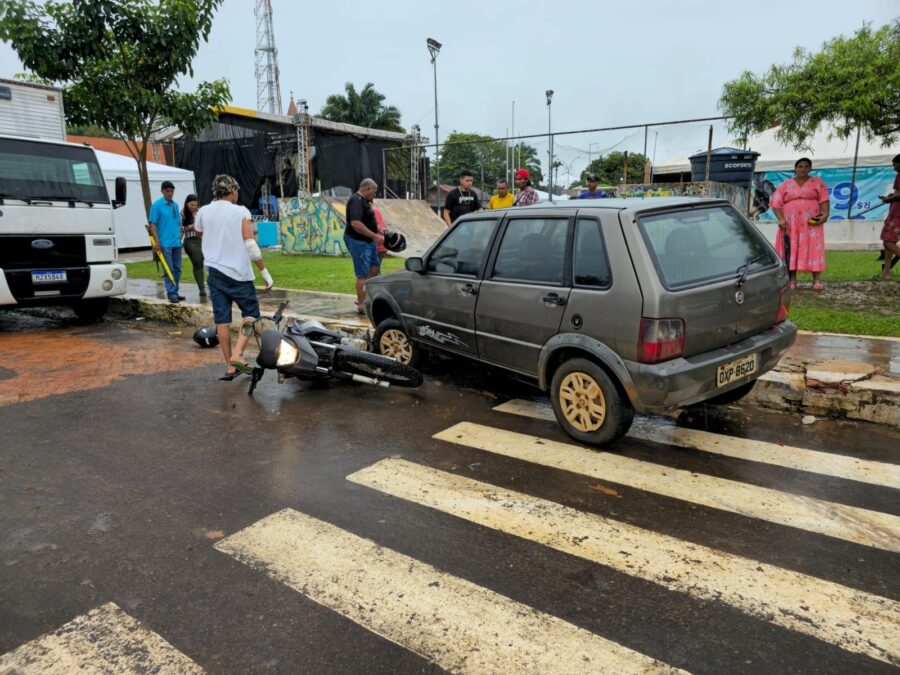 Carro perde freio e colide com moto em via de Xapuri