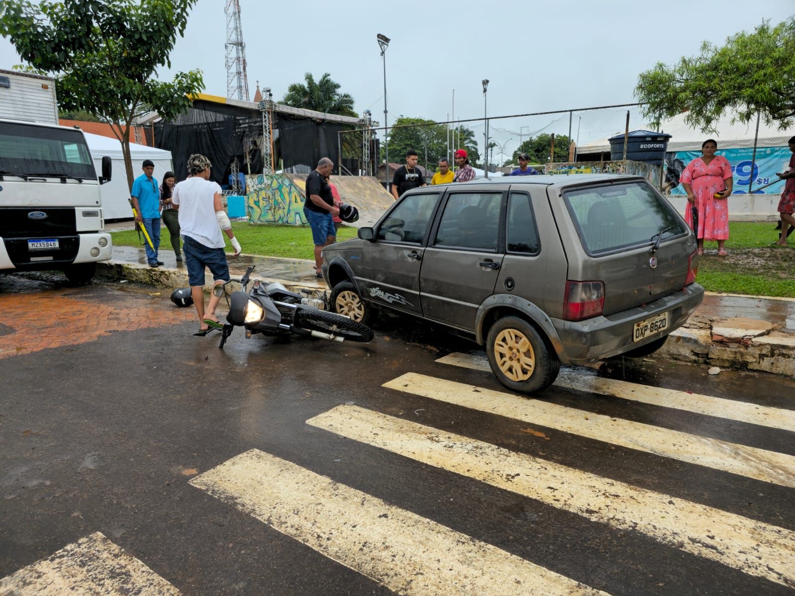 Carro perde freio e colide com moto em via de Xapuri