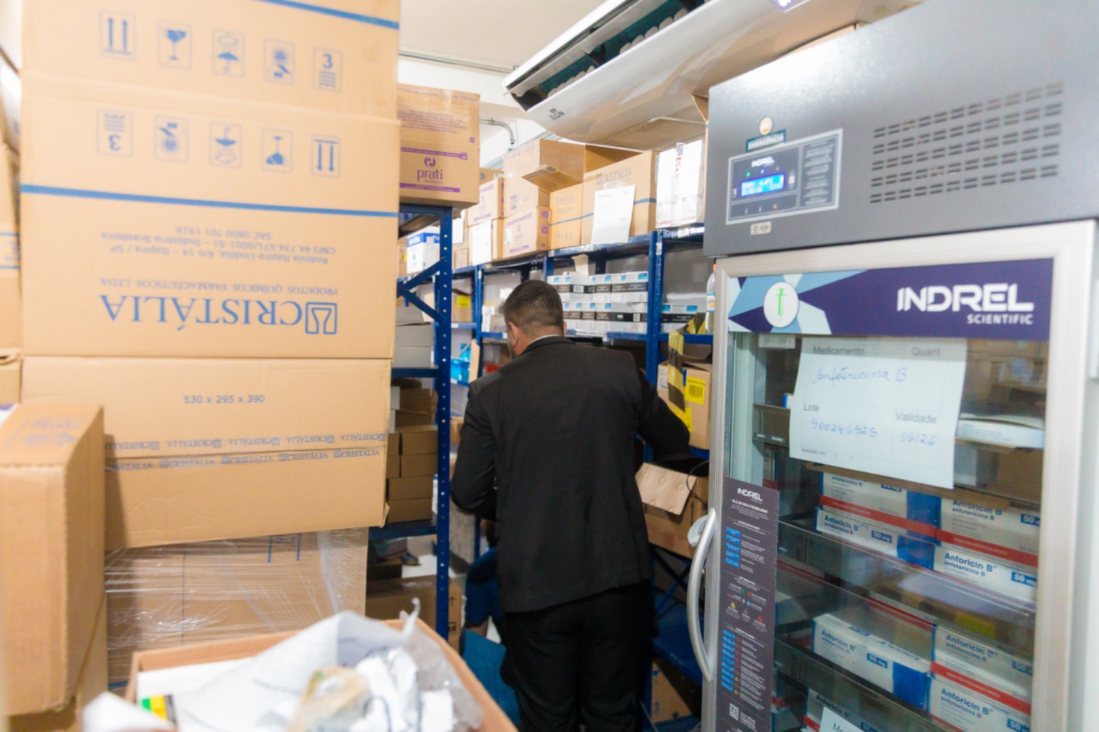 Equipes da Polícia Civil também realizaram diligências no almoxarifado da Divisão de Assistência Farmacêutica da Sesacre, com autorização da própria instituição. Foto: assessoria/ PCAC