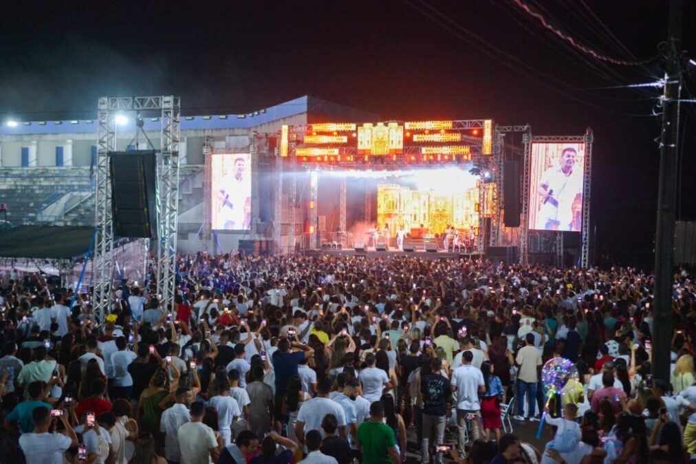 Show de Eduardo Costa embala Réveillon da Família e celebra a chegada de 2026 no Juruá