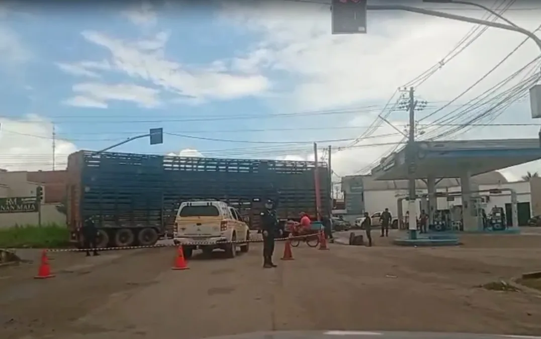 Mesmo proibidos, caminhões seguem circulando em Sena Madureira