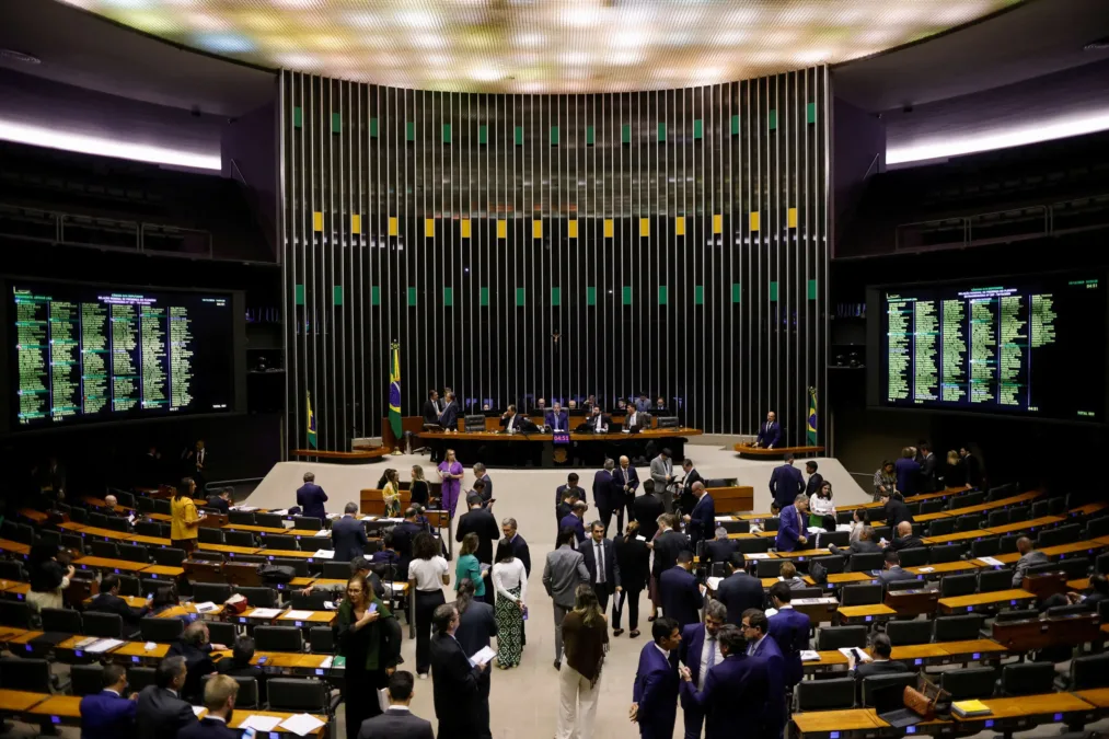 Congresso acelera votação, reajusta salários e amplia benefícios de servidores da Câmara e do Senado