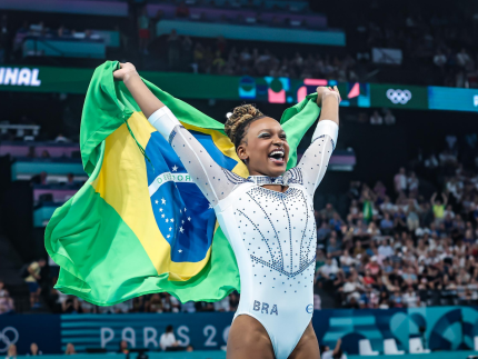 rebeca-andrade-representara-o-brasil-no-desfile-da-bandeira-olimpica-dos-jogos-de-inverno