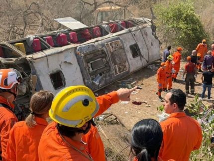 onibus-de-romeiros-capota-e-deixa-ao-menos-15-mortos-em-alagoas