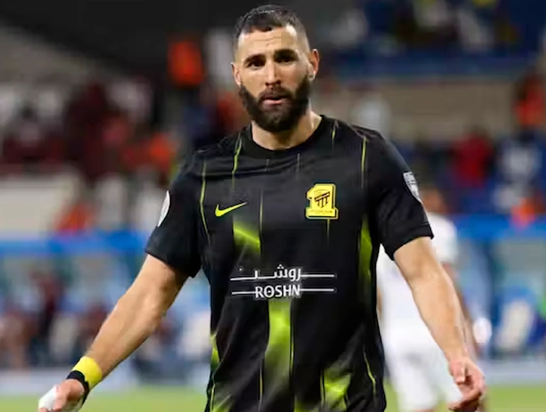 camisas-incendiadas-e-revolta:-torcida-do-al-ittihad-reage-a-saida-de-benzema-para-o-al-hilal