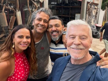belo-e-viviane-araujo-posam-juntos-em-selfie-nos-bastidores-de-“tres-gracas”