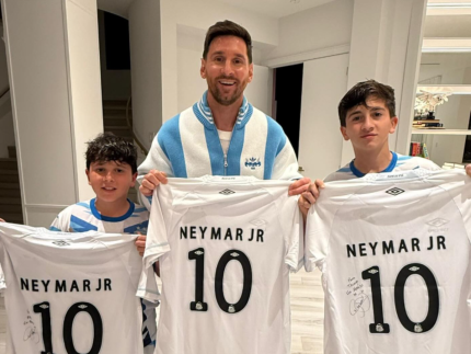 neymar-envia-camisa-do-santos-a-messi-e-clube-celebra-ligacao-entre-os-idolos