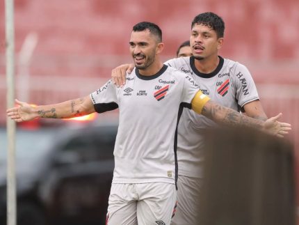 com-a-bracadeira-de-capitao,-raul-marca-seu-primeiro-gol-pelo-athletico-e-garante-time-nas-semifinais-do-paranaense