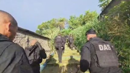 menina-de-13-anos-e-vitima-de-estupro-coletivo-ao-ser-confundida-com-namorada-de-bandido-no-rj