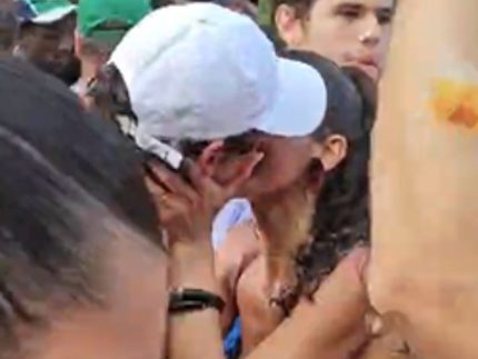 e-o-amor!-shawn-mendes-e-bruna-marquezine-se-beijam-no-meio-do-povo-em-salvador