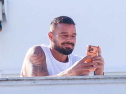 ricky-martin-curte-carnaval-no-rio-e-acompanha-bloco-da-varanda-do-copacabana-palace